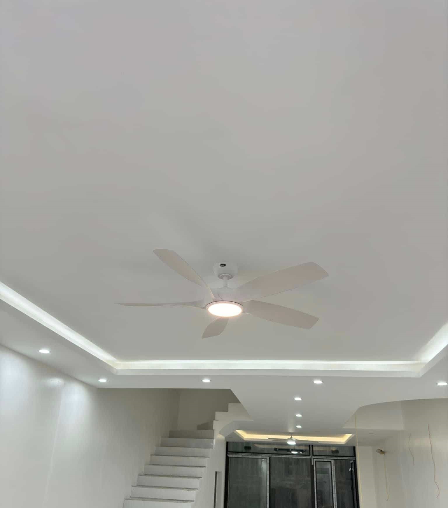 quạt trần có đèn điều khiển từ xa