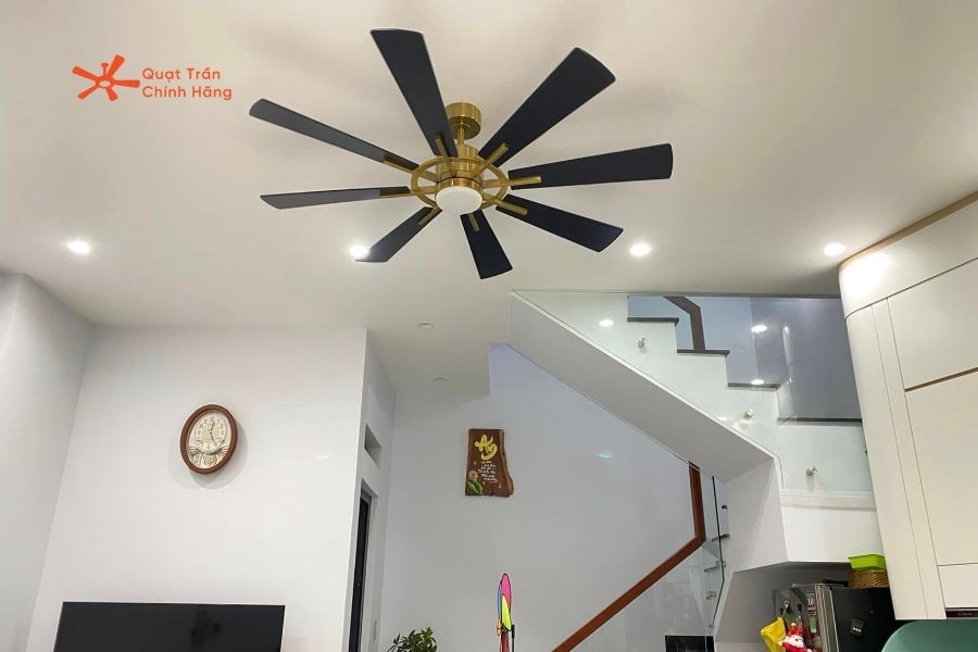 Công suất quạt trần cần được chọn lựa phù hợp với diện tích của phòng để đảm bảo quạt hoạt động hiệu quả mà không gây lãng phí điện năng
