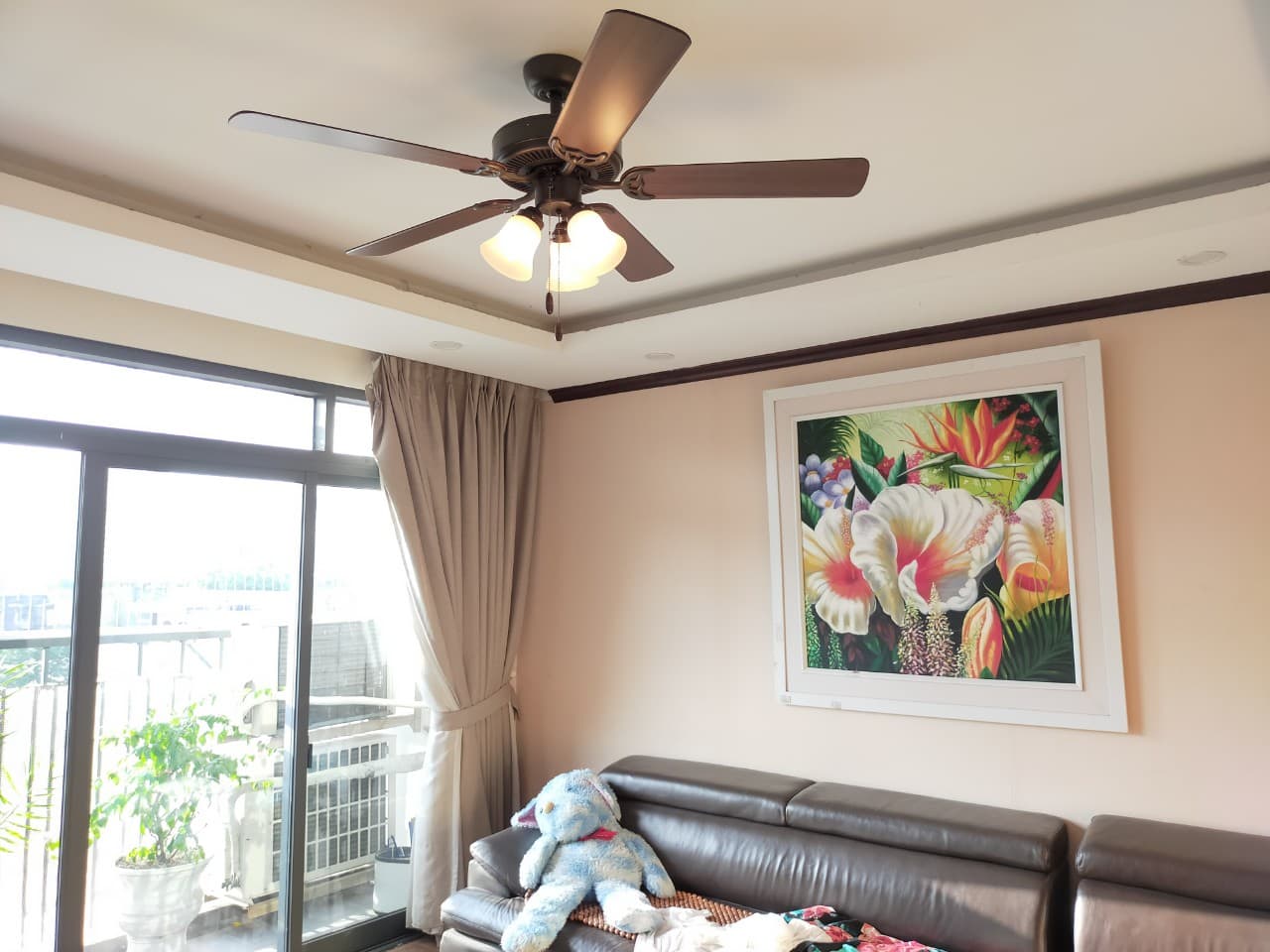 Nếu chiều dài ống ty không phù hợp với chiều cao trần hoặc được lắp đặt không đúng kỹ thuật, quạt có thể bị dao động nhiều hơn khi quay.