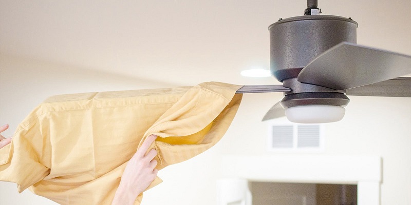 Trong quá trình sử dụng hằng ngày, bụi bẩn sẽ dần tích tụ trên bề mặt cánh quạt