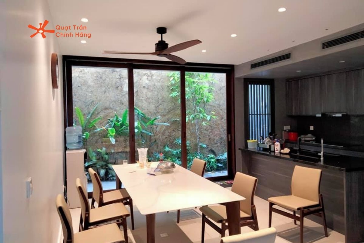 Quạt trần 3 cánh gỗ thường được làm từ gỗ tự nhiên hoặc vật liệu giả gỗ cao cấp