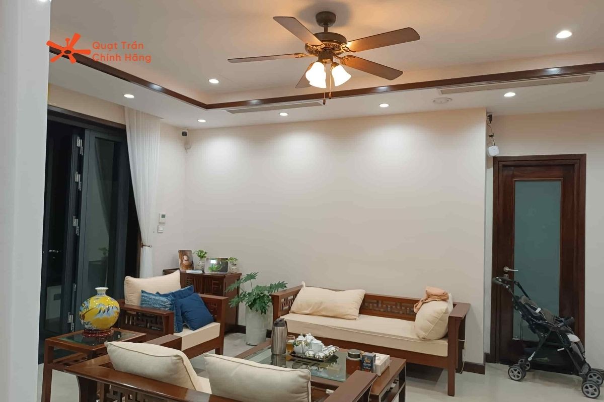 Quạt trần đèn cánh gỗ đang trở thành lựa chọn phổ biến nhờ khả năng làm mát, kết hợp ánh sáng dịu nhẹ và thiết kế sang trọng, tinh tế