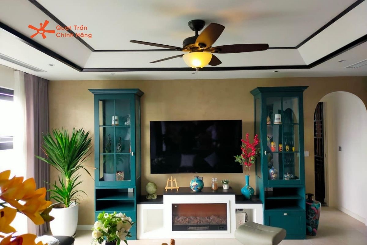 Khi kết hợp đèn LED, quạt trần đèn cánh gỗ vừa chiếu sáng vừa làm mát mà vẫn tiết kiệm điện, phù hợp xu hướng sống bền vững.