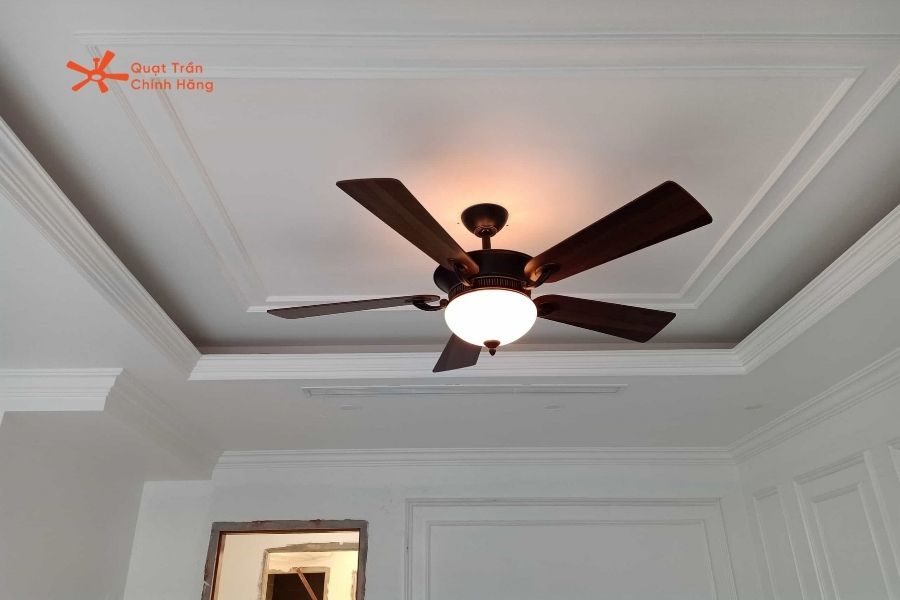 Minka Delano là mẫu quạt trần kết hợp đèn trang trí rất nổi bật.