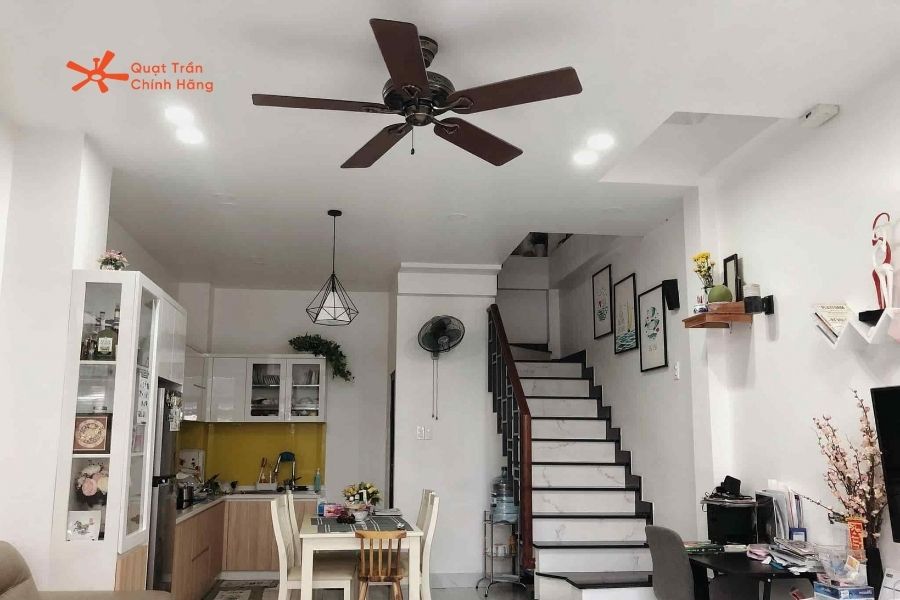 Hunter Savoy là một trong những mẫu quạt trần bán chạy của thương hiệu Hunter nhờ thiết kế cổ điển sang trọng và độ bền cao.