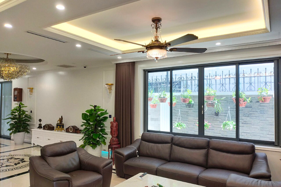 So với việc sử dụng điều hòa trong thời gian dài, quạt trần mang lại lợi ích tốt hơn cho sức khỏe nhờ tạo ra luồng gió tự nhiên, không làm thay đổi nhiệt độ quá đột ngột