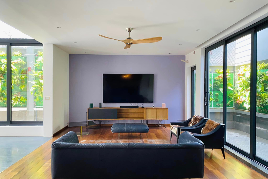 Quạt trần có thể được sử dụng linh hoạt trong nhiều loại không gian khác nhau, từ nhà ở đến các khu vực thương mại như quán cà phê, nhà hàng hay văn phòng.