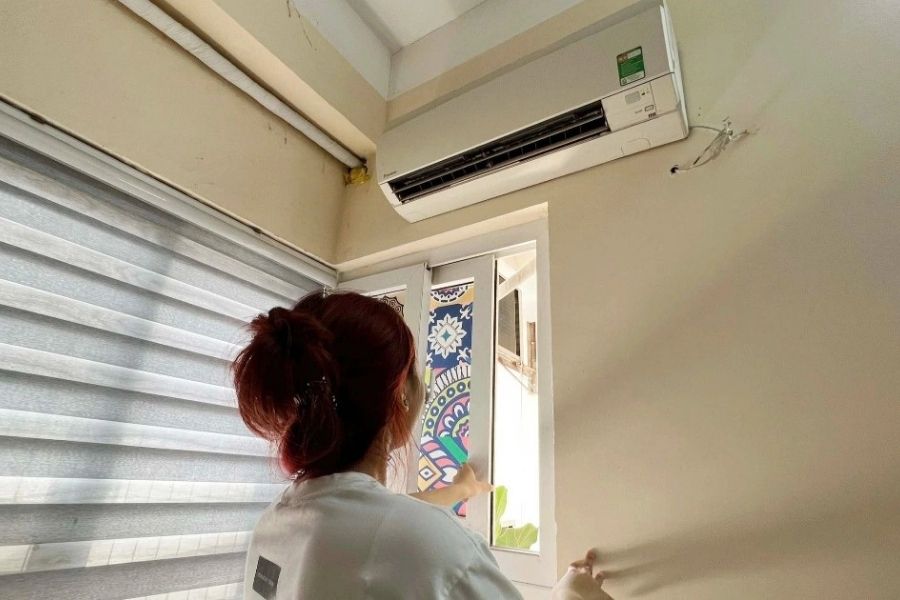 Khi sử dụng điều hòa, việc đóng kín cửa phòng là điều rất quan trọng. Nếu cửa mở hoặc có khe hở lớn, hơi lạnh sẽ bị thất thoát ra ngoài khiến điều hòa phải hoạt động liên tục để bù lại lượng nhiệt mất đi.