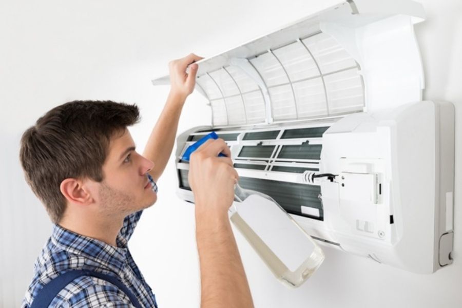 Các thiết bị điện sau thời gian dài sử dụng thường bám bụi, xuống cấp hoặc hoạt động kém hiệu quả hơn, từ đó làm tăng điện năng tiêu thụ. Vì vậy, việc vệ sinh và bảo trì định kỳ là điều rất cần thiết.
