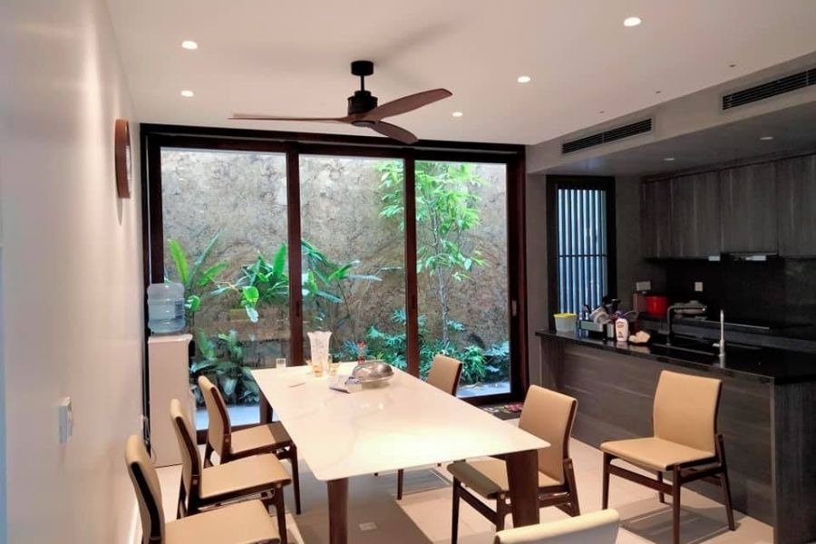 Khu vực bếp cần thông gió tốt vì thường phát sinh nhiệt và mùi thức ăn