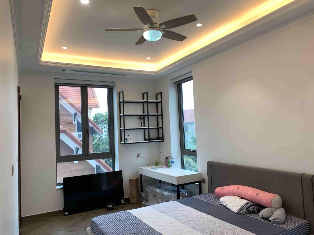Khu vực giường ngủ nên kết hợp đèn âm trần, đèn LED hoặc quạt trần tích hợp đèn để tạo nguồn sáng dịu nhẹ và phân bổ đồng đều