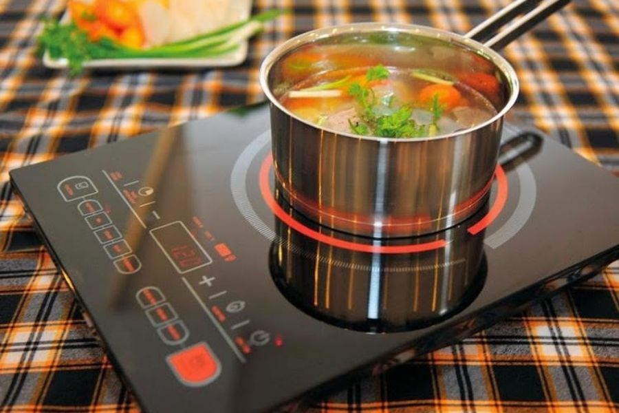 Những thiết bị như bếp điện, lò vi sóng, máy sấy tóc hoặc đèn công suất lớn đều có thể làm nhiệt độ phòng tăng lên đáng kể