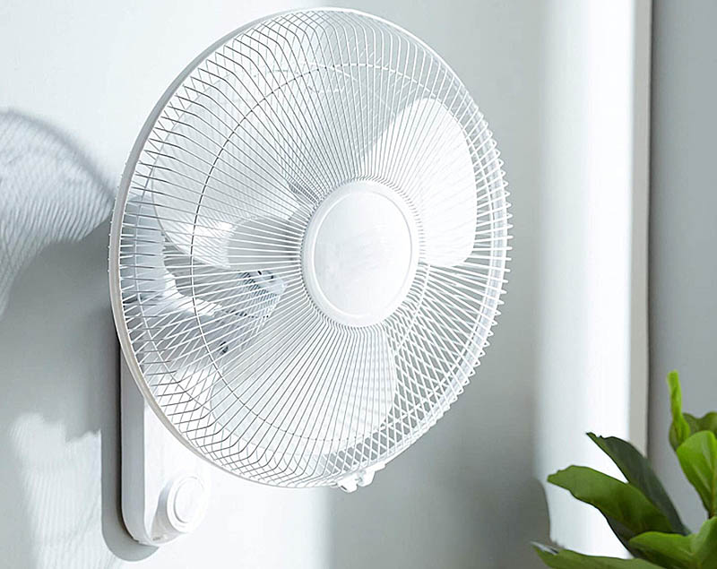 Quạt treo tường là lựa chọn phù hợp cho những phòng ngủ có diện tích hạn chế.