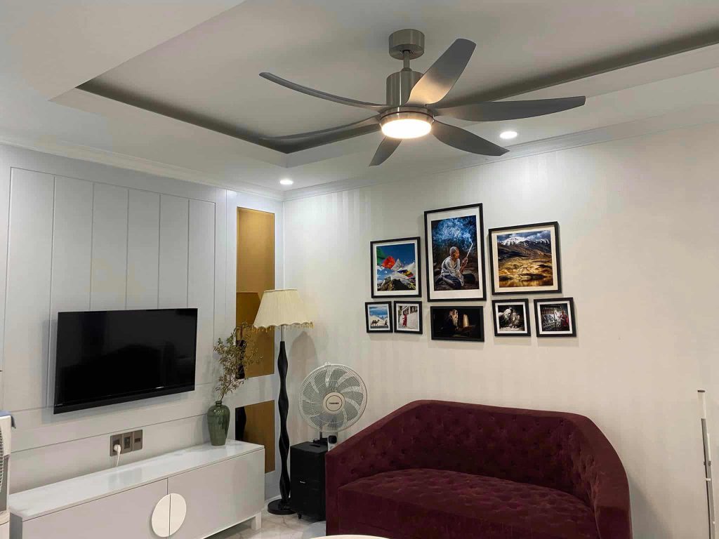động cơ DC có mức tiêu thụ điện chỉ bằng khoảng một nửa nhưng vẫn đảm bảo khả năng tạo gió mạnh và ổn định.