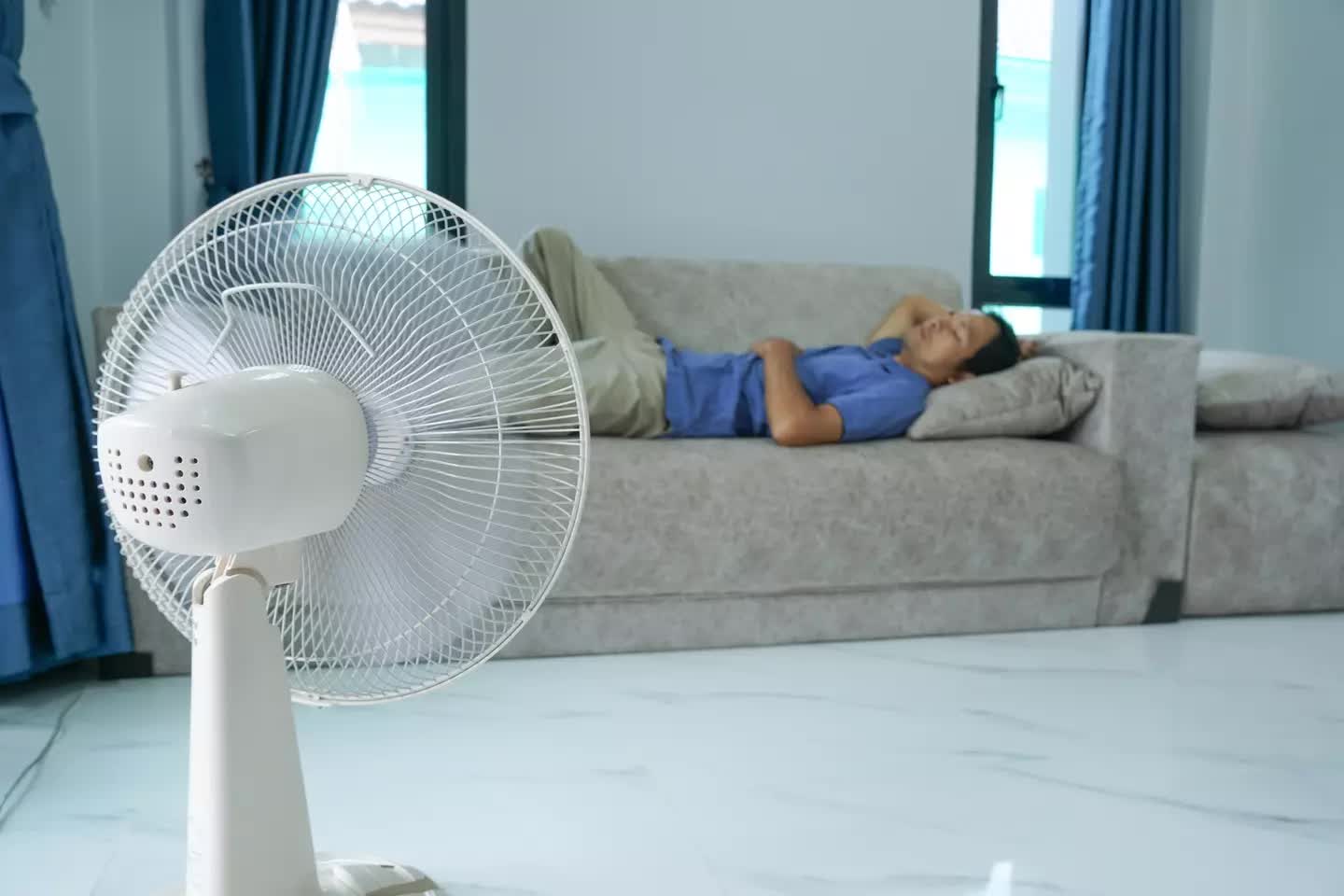 Nhiều người cho rằng chỉ cần bật quạt ở số nhỏ là sẽ tiết kiệm điện nhất. Tuy nhiên, điều này không phải lúc nào cũng đúng.