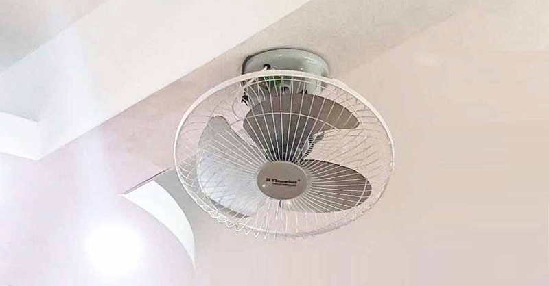 Quạt đảo trần được lắp trên trần nhà nhưng có cơ chế xoay hoặc đảo góc gió linh hoạt, giúp luồng gió phân tán đến nhiều vị trí hơn so với quạt treo cố định.