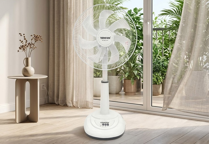 Quạt lửng là sự kết hợp giữa quạt đứng và quạt bàn với chiều cao vừa phải.