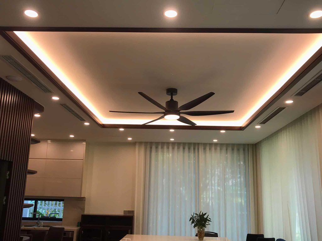 Lựa chọn đúng loại đèn không chỉ giúp đảm bảo hiệu quả chiếu sáng mà còn góp phần hoàn thiện vẻ đẹp và phong cách của phòng khách.