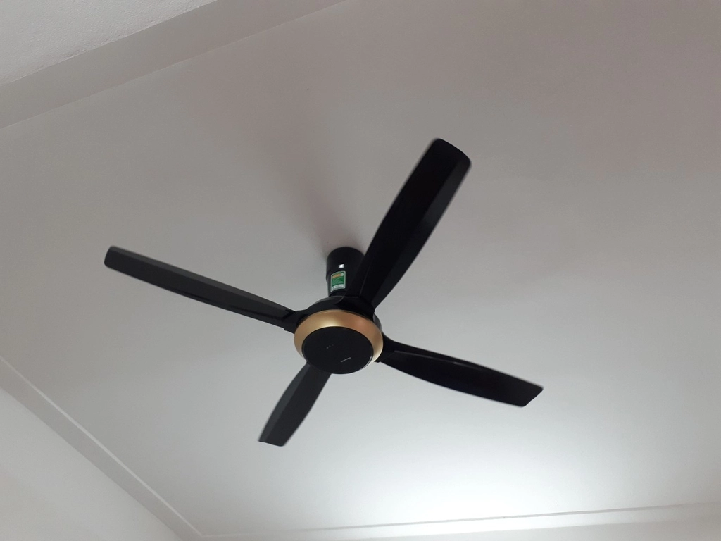 Quạt trần Panasonic có sải cánh 140 cm là lựa chọn phổ biến cho các căn hộ chung cư, nhà phố hoặc những căn phòng có diện tích vừa phải.