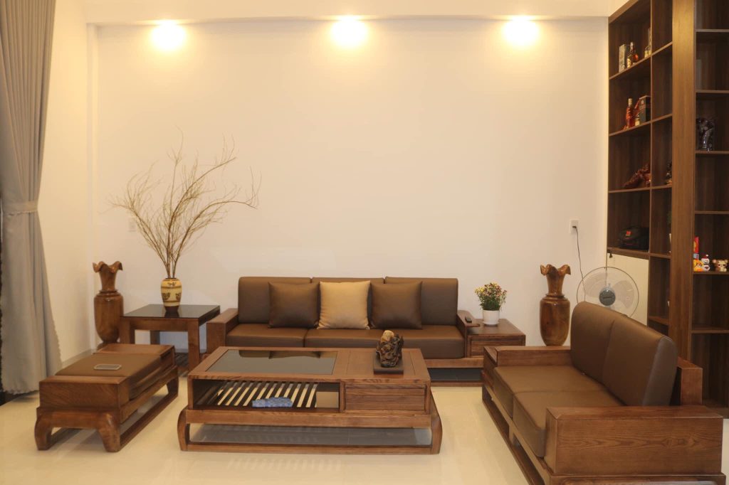 Bên cạnh sofa da, ghế gỗ cao cấp vẫn là lựa chọn được nhiều gia chủ yêu thích, nhất là trong biệt thự, nhà phố hoặc những không gian theo phong cách Á Đông, Indochine và tân cổ điển.