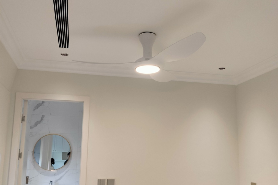 Sau khi hoàn tất việc lắp ráp, cấp điện trở lại cho quạt và thử ở mức tốc độ thấp trước.