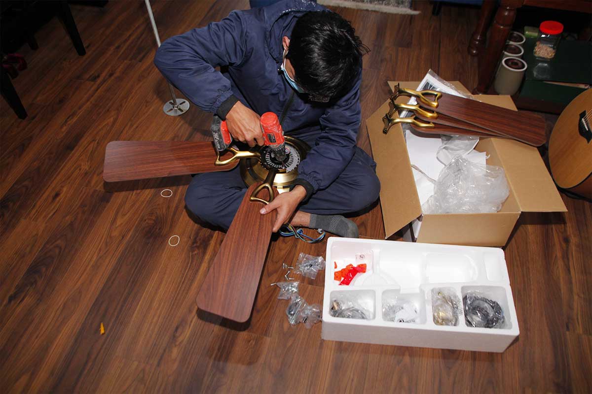Lắp cánh quạt vào thân động cơ và cố định bằng ốc vít