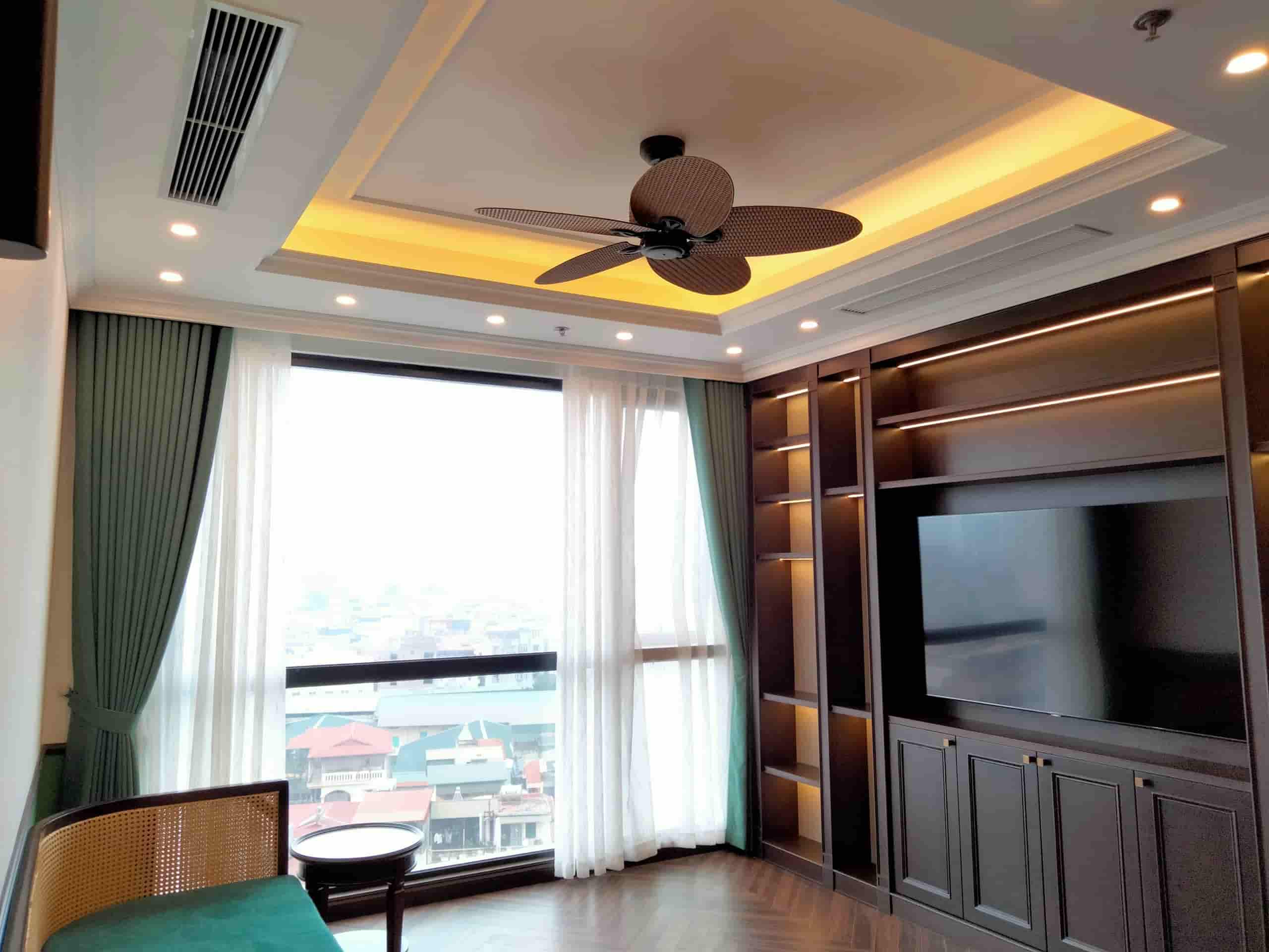 Bố trí quạt trần tại vị trí trung tâm căn phòng giúp phân phối gió đồng đều