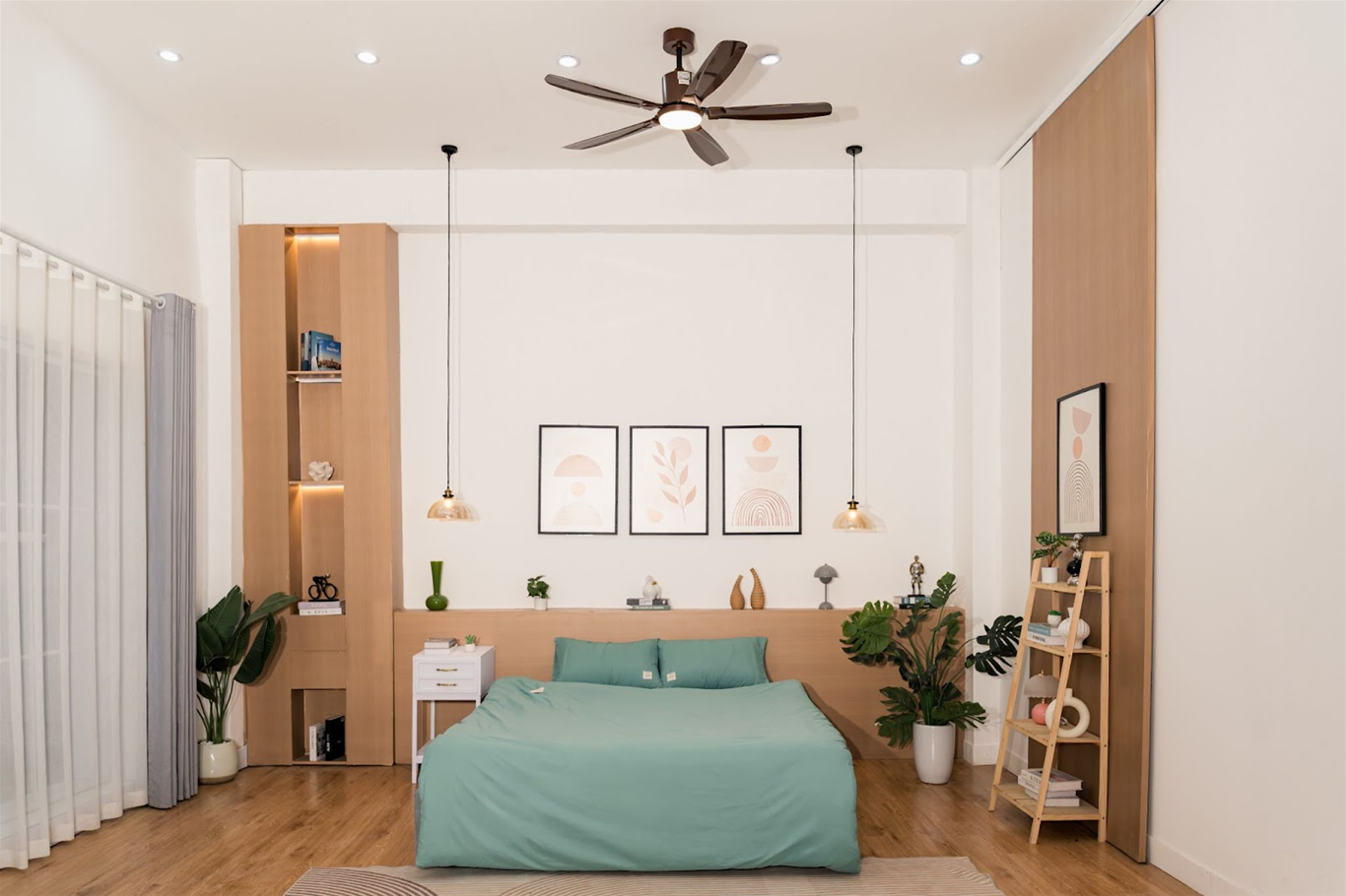 Bố trí quạt trần phòng ngủ tránh luồng gió mạnh thổi trực tiếp vào đầu giường