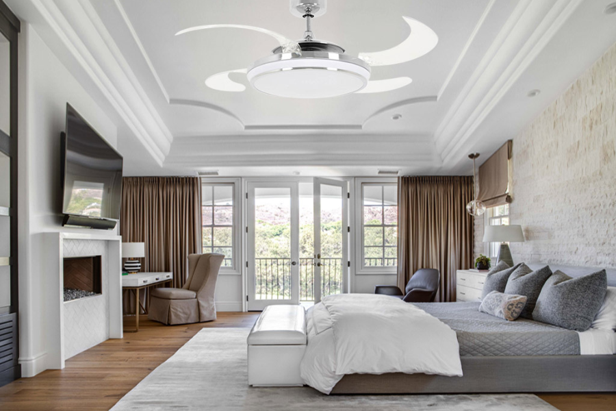 Lắp quạt trần ở vị trí trung tâm phòng ngủ giúp phân phối gió đồng đều, hài hòa với không gian theo phong thủy