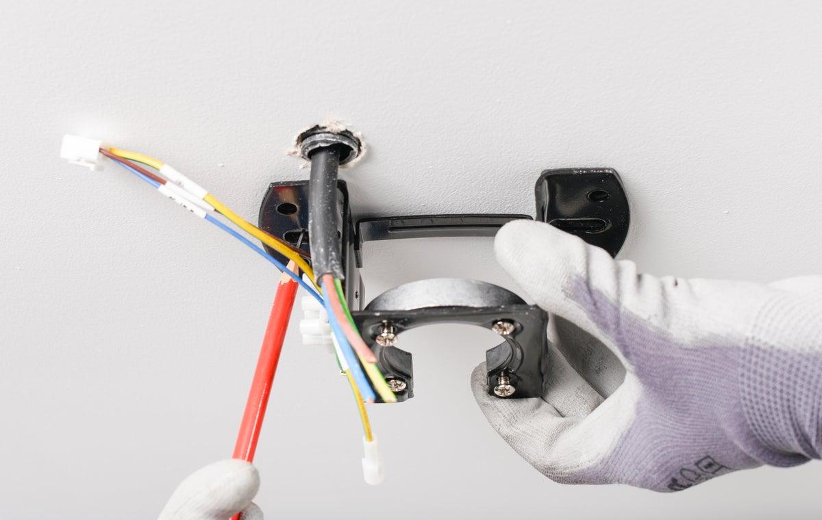 Lắp đặt quạt trần không đúng kỹ thuật khiến quạt rung lắc khi hoạt động