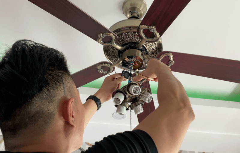 Các chi tiết bộ đèn và nắp trang trí quạt trần bị lỏng gây tiếng kêu