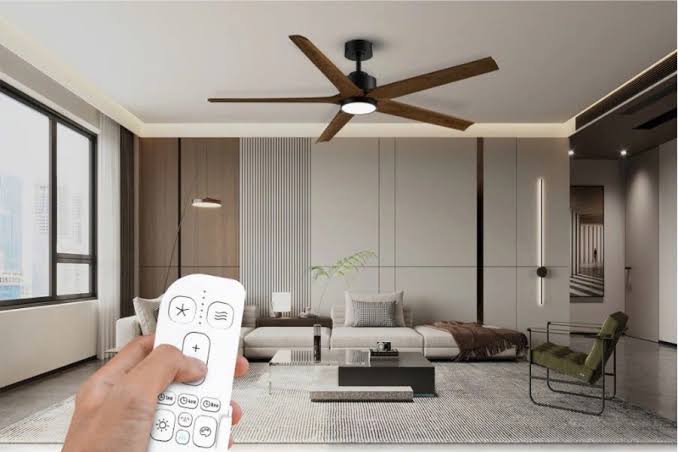 Quạt trần thông minh điều khiển từ xa, điều chỉnh tốc độ gió, hẹn giờ, đảo chiều và bật tắt đèn tiện lợi