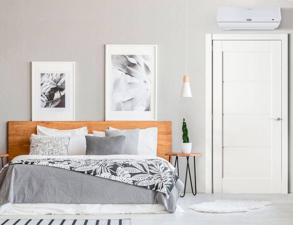 Điều hòa lắp phía trên cửa ra vào trong phòng ngủ giúp tận dụng diện tích tường và tiết kiệm không gian