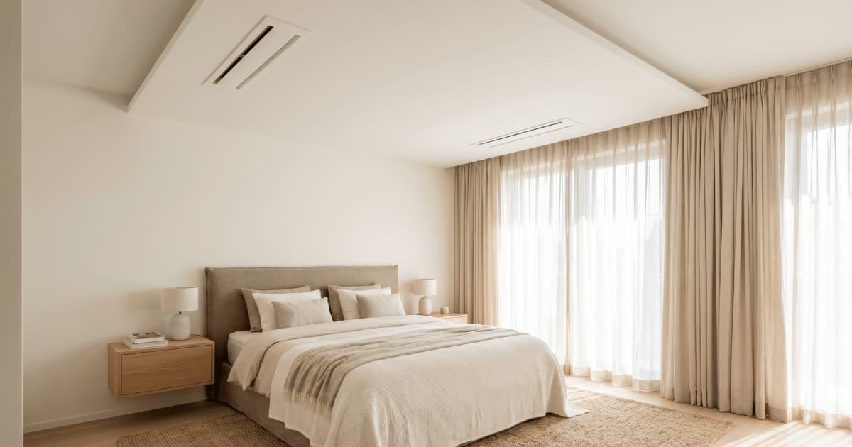 Hệ thống điều hòa âm trần hoặc giấu trần trong không gian phòng ngủ rộng với thiết kế nội thất hiện đại