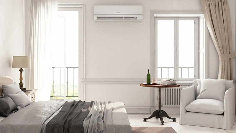 Vị trí bố trí điều hòa bên cạnh giường ngủ giúp hạn chế luồng gió lạnh thổi trực tiếp vào người
